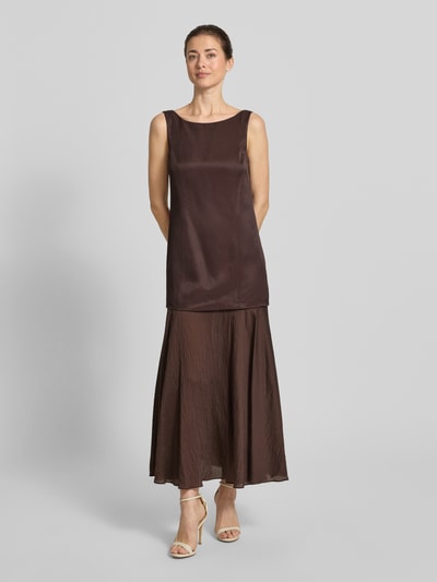 Vrouwenmodel draagt cocktailjurk uit viscosemix met ronde hals, recht model, maxi-jurk van Jake*s Cocktail, met linnen en viscose, breedte bandjes, naadritssluiting, ruglengte maat 36: 132 cm, borstwijdte maat 36: 40 cm, voorkant geheel te zien.