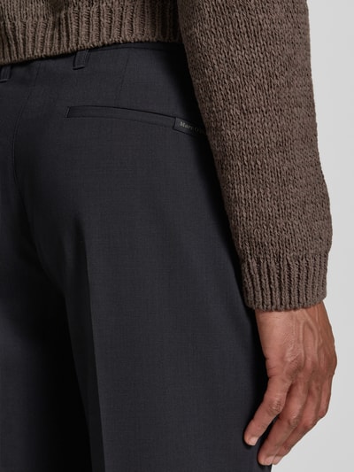 Mężczyzna nosi spodnie o szerokości, czarny kolor, gładka tekstura, Tapered Fit Weite Hose 'MOROT JOGGER' - Marc O'Polo × DFB Travel Collection od Marc O'Polo, Herren Weite Hose von Marc O'Polo, zbliżenie tylnej części bioder, detal.