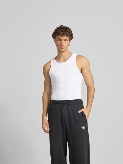 Männermodel trägt Tanktop mit Label-Stitching von Diesel aus Baumwoll-Elasthan-Mix, Slim-Fit, Rundhalsausschnitt, Gerippte Abschlüsse, Nahaufnahme Oberkörper.
