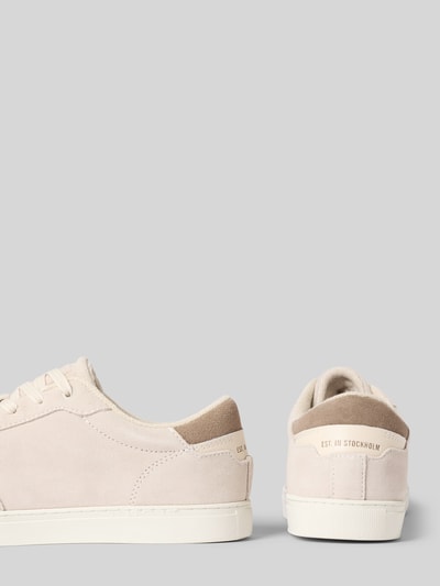 Produktfoto, Low Top Sneaker aus reinem Rindsleder Modell 'CALLE' von Marc O'Polo, beżowy jednolity kolor, zaokrąglony nosek, płaski obcas, tłoczone logo, wiązanie, teksturowana podeszwa, welur, prawdziwa skóra bydlęca