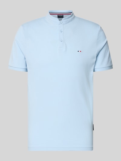Produktfoto, Slim Fit Poloshirt mit Stehkragen von HECHTER PARIS, jasnoniebieska bawełna, krój slim fit, wyhaftowane logo, długość tyłu 68 cm w rozmiarze M