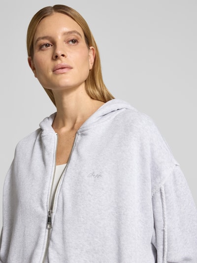 Frauenmodel trägt Regular Fit Sweatjacke aus Baumwoll-Mix Modell 'C_ELENDY' von BOSS Orange, Optik: Unifarben, Nahaufnahme Oberkörper.