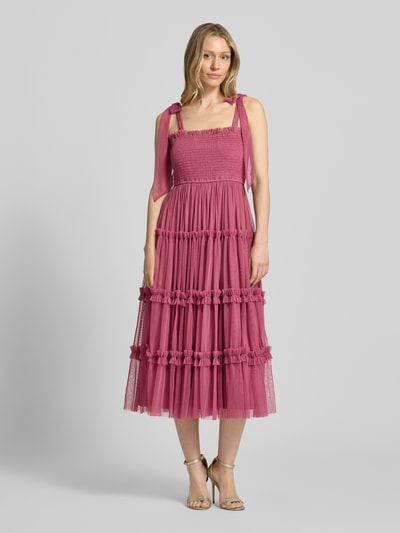 Frauenmodel trägt Knielanges Cocktailkleid mit Smok-Details von LACE & BEADS in A-Linie aus Mesh im Stufen-Look, kräftiges Pink, Ganzkörperansicht von vorne.