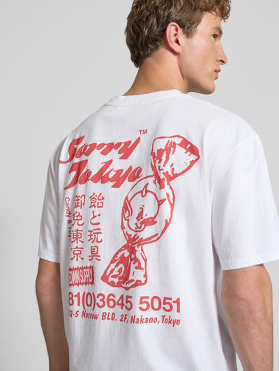 Männermodel trägt weißes T-Shirt mit großem roten rückseitigem Print, Modell 'SORRY TOKYO' von Edwin, reine Baumwolle, Ganzkörperansicht Rückansicht.