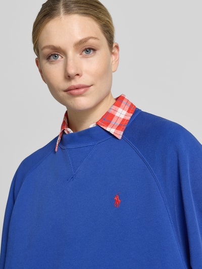 Frauenmodel trägt Regular Fit Sweatshirt aus Baumwoll-Mix von Polo Ralph Lauren, unifarben blau, Logo-Stitching, Nahaufnahme Oberkörper.