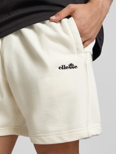 Männermodel trägt Shorts mit Logo-Stitching Modell 'ZANICA' von Ellesse, Baumwoll-Mix, relaxed Fit, Nahaufnahme Oberschenkel.