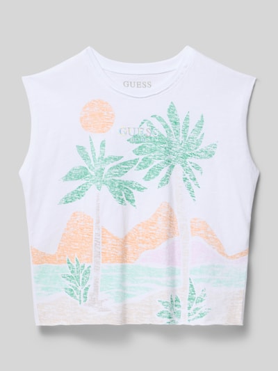 Produktfoto, Regular Fit Top mit Logo-Applikation von Guess für Kinder aus reiner Baumwolle, Motiv-Print mit Palmen, Rundhalsausschnitt, Rückenlänge bei Größe 140: 42 cm, weiße Grundfarbe mit grün-orangen Akzenten.