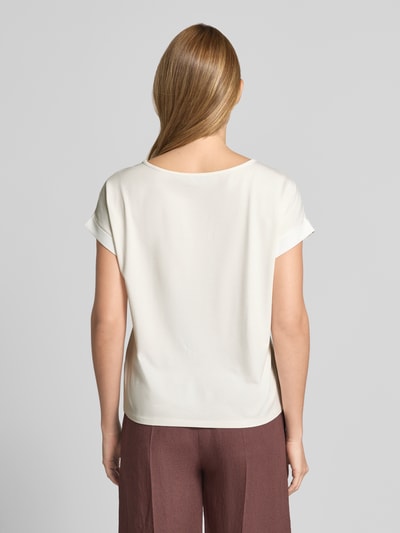 Frauenmodel trägt Blusenshirt mit verlängertem Rücken und Brusttasche von monari in Offwhite und Braun, Gerader-Schnitt, Ganzkörperansicht Rückansicht.