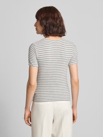 Frauenmodel trägt T-Shirt aus Viskose-Mix mit Rundhalsausschnitt von Emporio Armani, Strukturmuster, Allover-Look, Rückenlänge 50 cm, Ganzkörperansicht Rückansicht.