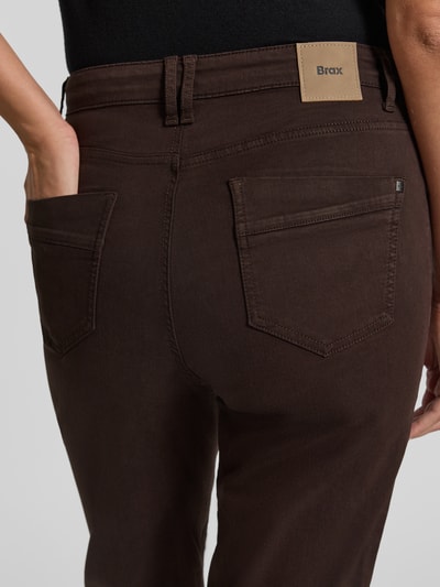 Frauenmodel trägt dunkelbraune Straight Fit Jeans aus Baumwoll-Mix Modell 'CAROLOA' von Brax, Damen Straight Fit Jeans, Nahaufnahme Rückansicht.