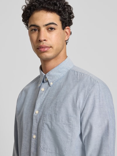 Männermodel trägt Regular Fit Freizeithemd aus reiner Baumwolle von Marc O'Polo Denim in Hellblau, unifarben, Nahaufnahme Oberkörper.
