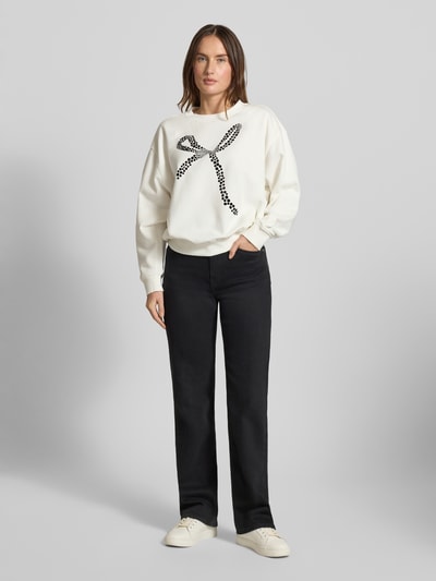Frauenmodel trägt Regular Fit Sweatshirt aus Baumwoll-Mix von Tom Tailor Denim, weiß, weicher Motiv-Print, gerippte Abschlüsse, Ganzkörperansicht von vorne.