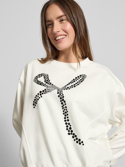 Frauenmodel trägt Regular Fit Sweatshirt aus Baumwoll-Mix von Tom Tailor Denim, unifarben, schwarzer Motiv-Print, Nahaufnahme Oberkörper.