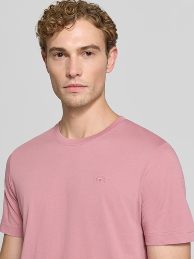 Männermodel trägt Regular Fit T-Shirt aus reiner Baumwolle von Tom Tailor in Altrosa, glatte Textur, Nahaufnahme Oberkörper, Herren T-Shirt von Tom Tailor