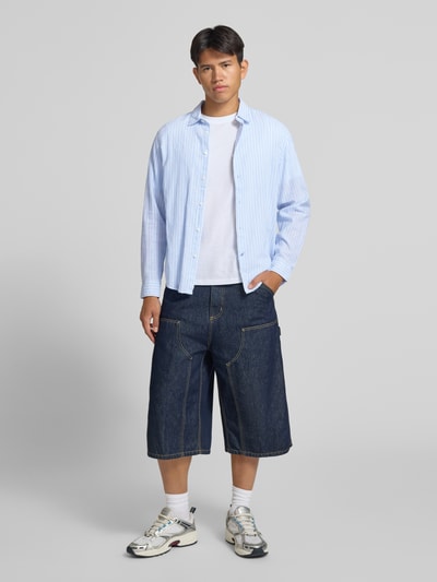 Männermodel trägt Regular Fit Freizeithemd aus Leine-Baumwoll-Mix Modell 'PHILIPPE' von Pepe Jeans, gestreift, Ganzkörperansicht von vorne.