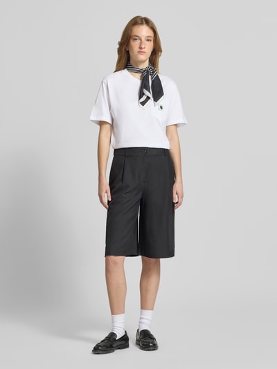 Frauenmodel trägt T-Shirt mit Brusttasche und Label-Detail von Carhartt Work In Progress, Damen T-Shirt aus Reine Baumwolle, Regular-Fit, Rundhalsausschnitt, Rückenlänge bei Größe S 59 cm, Ganzkörperansicht von vorne.