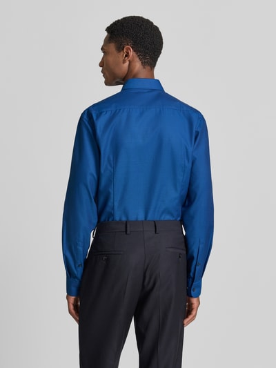 Männermodel trägt Slim Fit Business-Hemd mit Kentkragen von Jake*s in Blau, reine Baumwolle, abgerundeter Saum, Ganzkörperansicht Rückansicht. Rückenlänge bei Größe 39/40: 79 cm, Schulterbreite: 48 cm, Ärmellänge: 65 cm, Knopfleiste, Sportmanschetten.