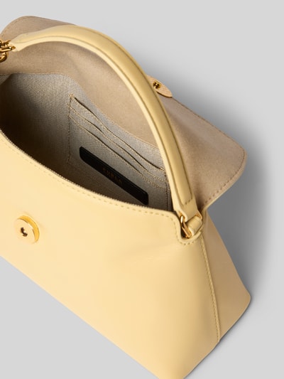 Productfoto, Shoulder Bag aus echt leer Model 'SFERA' van FURLA in lichtgeel met magneetsluiting, vakken voor pasjes, afneembare draagriem, afwerking met glad leer, maat 1: breedte 24 cm, lengte 14 cm, diepte 9 cm, schouderband 88 cm