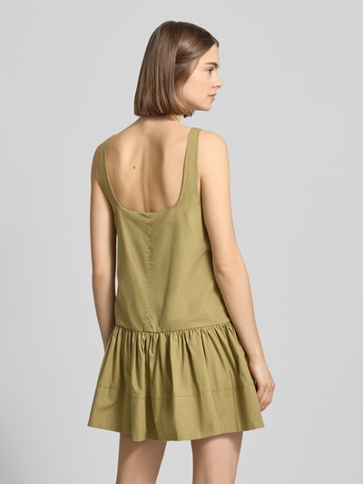 Frauenmodel trägt Minikleid mit Karree-Ausschnitt Modell 'ASTA' von Topshop aus reiner Baumwolle in A-Linie, Ganzkörperansicht Rückansicht.