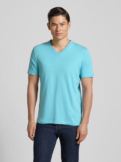 Męski model nosi Regular Fit T-Shirt aus reiner Baumwolle von s.Oliver RED LABEL, jednokolorowy, krój regular fit, dekolt w serek, krótki rękaw, wykończenie: dżersej, materiał: czysta bawełna, aplikacja z metką, efekt: jednolity kolor, całkowity widok z przodu.