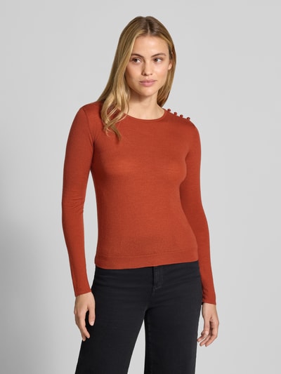 Frauenmodel trägt Regular Fit Strickpullover mit Knopf-Details von Marella, rostrot, Baumwoll-Mix, gerippter Saum, Langarm, Ganzkörperansicht von vorne.