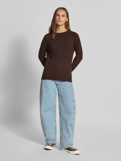 Frauenmodel trägt Regular Fit Pullover mit Rundhalsausschnitt Modell 'RICA' von ONLY in Braun zu hellblauen Jeans, Ganzkörperansicht von vorne, Damen Pullover von ONLY.