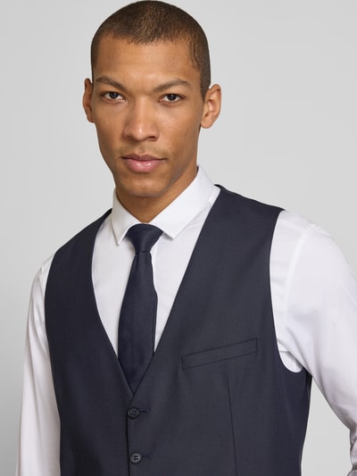 Männermodel trägt bodywarmer met V-hals en knoopsluiting model 'Totti' van CINQUE, materiaalmix met scheerwol, regular fit, ruglengte bij maat 50: 58 cm, Nahaufnahme Oberkörper.