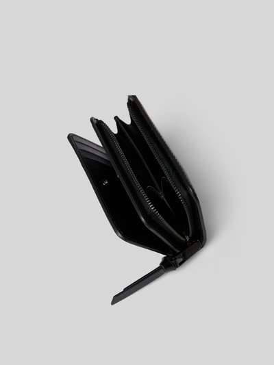 Produktfoto, Portemonnaie aus echtem Rindsleder von Marc Jacobs in Schwarz mit Hauptfach, Reißverschluss, Logo-Detail, Steckfächer, Druckknopfverschluss, Maße 12 cm Breite, 10 cm Länge, 3 cm Tiefe, glatte Oberfläche und strukturierte Innenaufteilung