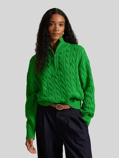 Frauenmodel trägt Troyer mit Zopfstrickmuster von Polo Ralph Lauren in leuchtendem Grün, Baumwolle, Regular Fit, Nahaufnahme Oberkörper.