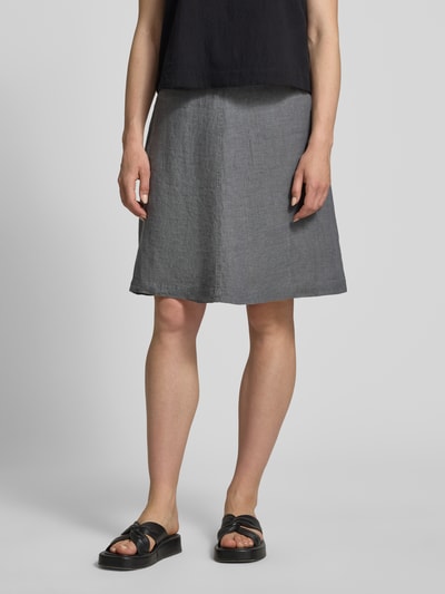 Frauenmodel trägt Ausgestellter Mini-Rock aus reinem Leinen von Marc O'Polo, Melange-Optik, Ausgestellt, Mini-Länge, Reißverschluss, Flammgarn, reines Leinen, Ganzkörperansicht von vorne.