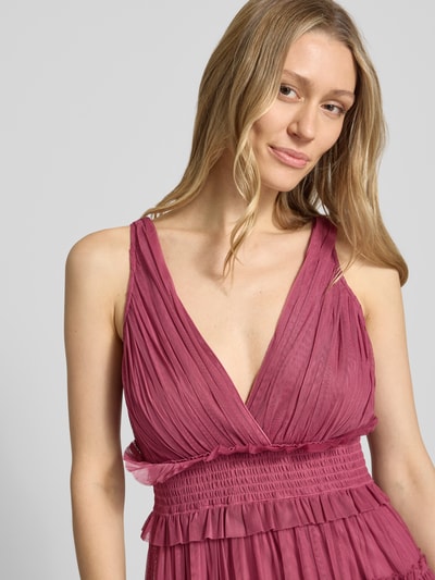 Vrouwenmodel draagt 'Cocktailkleid im Stufen-Look mit V-Ausschnitt' van LACE & BEADS, roze mesh, laagjeslook, V-hals, mini-jurk, A-lijn, borstwijdte bij maat S 43 cm, ruglengte 87 cm, Nahaufnahme bovenlichaam.