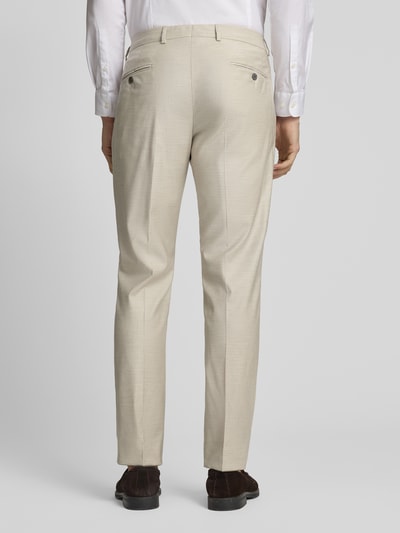Männermodel trägt Hose aus Schurwoll-Mix Modell 'Blayr' von JOOP! Collection in Beige mit Bügelfalten, Slim Fit, Ganzkörperansicht Rückansicht. Kontext: Herren Hose, Schurwoll-Mix mit Viskose-Anteil, Bundweite bei Größe 50: 47 cm, Innenbeinlänge bei Größe 50: 82 cm.