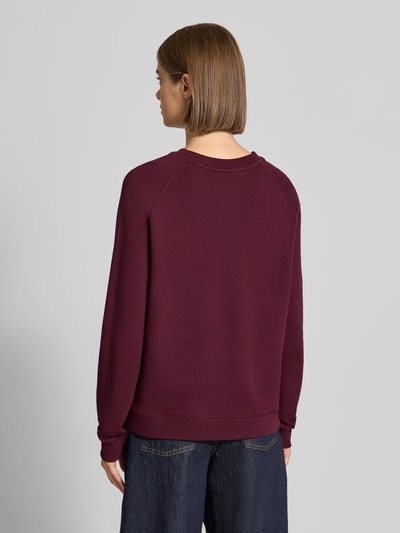 Frauenmodel trägt Regular Fit Sweatshirt aus reiner Baumwolle von Marc O'Polo DENIM, dunkles Bordeauxrot, glatte Oberfläche, Ganzkörperansicht Rückansicht.