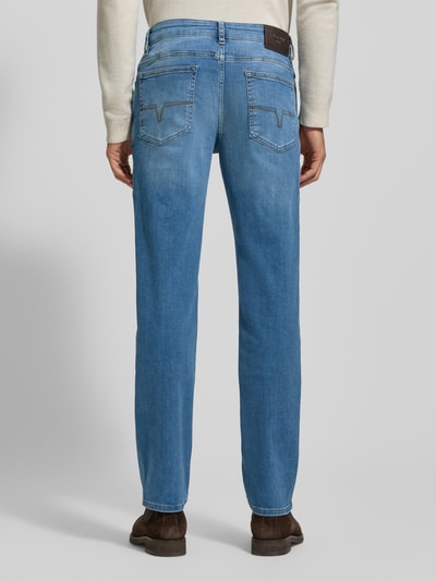 Männermodel trägt Jeansy z 5 kieszeniami Modell 'Mitch' od JOOP! Jeans, mieszanka bawełny, krój slim fit, widok całej sylwetki z tyłu.