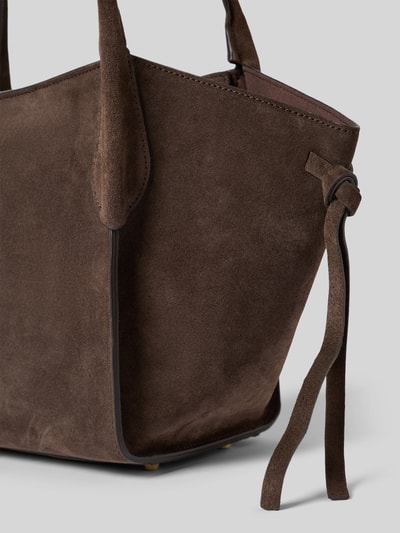Produktfoto, Shopper aus echtem Leder Modell 'VIBE' von Abro in Braun, seitliche Bindebänder, samtige Oberfläche, Detailansicht