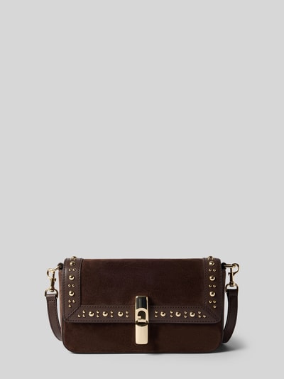 Produktfoto, Crossbody Bag aus echtem Leder Modell 'Iride' von FURLA in Dunkelbraun mit goldfarbenen Nieten und Verschluss, glatte Struktur, Überschlag, abnehmbarer Schulterriemen, Breite 26 cm, Länge 14 cm, Tiefe 6 cm, Riemenlänge 112 cm
