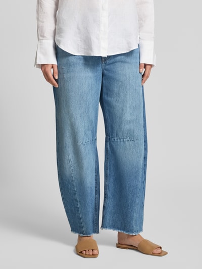 Frauenmodel trägt Barrel Fit Jeans mit Fransen von Rich & Royal in hellem Used-Look mit Eingrifftaschen, reine Baumwolle, Nahaufnahme Unterkörper.