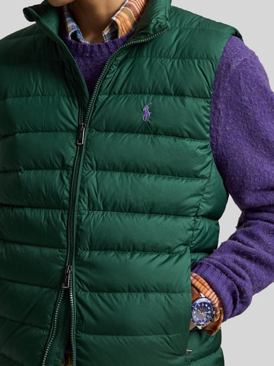 Männermodel trägt Regular Fit bodywarmer met logostitching van Polo Ralph Lauren in donkergroen, Nahaufnahme Oberkörper.