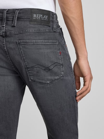 Männermodel trägt Slim Fit Jeans im 5-Pocket-Design Modell 'Anbass' von Replay, grauer Stoff mit sichtbarer Struktur, Nahaufnahme Rückansicht. Kontext: Herren Slim Fit Jeans, Körpernaher-Schnitt, 5-Pocket-Design, Knopf- und Reißverschluss, Bundweite 43 cm, Innenbeinlänge 83 cm bei Größe 32/32.