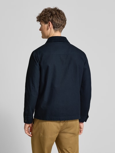 Männermodel trägt Jacke mit Brusttasche Modell 'FONTANA' von Blend in Dunkelblau, Regular Fit, Rückansicht, Ganzkörperansicht.