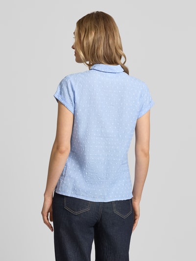 Vrouwenmodel draagt Slim Fit Bluse im Allover-Look van Jake*s Casual, puur katoen, overhemdkraag, knoopsluiting, ruglengte maat 36: 59 cm, mouwlengte maat 36: 12 cm, lichtblauw met wit motief, all-over look, structuur zichtbaar, casual stijl, ganzkörperansicht rückansicht.