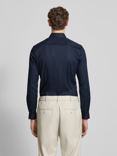 Męski model ma na sobie Slim Fit Businesshemd mit Kentkragen von OLYMP No. Six, granatowa koszula z elastycznej bawełny, krój slim fit, kent kołnierzyk, pełna listwa guzikowa, długi rękaw z mankietami sportowymi, długość tyłu w rozmiarze 40: 81 cm, szerokość ramion w rozmiarze 40: 43 cm, długość rękawa w rozmiarze 40: 67 cm, gładka faktura, widok całej sylwetki od tyłu.