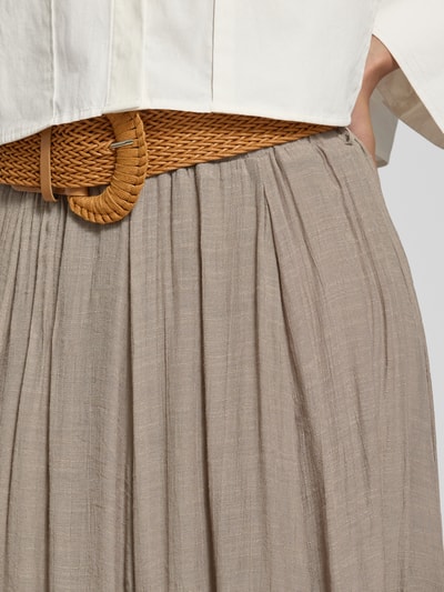 Frauenmodel trägt Midirock aus Viskose-Mix mit Gürtel von Apricot in Beige, A-Linie, feine Textur, Damen Gürtel sichtbar, Nahaufnahme Oberkörper.