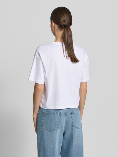 Männermodel trägt t-shirt z bawełny o prostym kroju, model 'Moa Melea' od MSCH Copenhagen, okrągły dekolt, długość tyłu 50 cm, całkowita sylwetka widok z tyłu