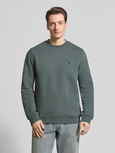 Mannelijk model draagt Regular Fit Sweatshirt uit pure bio katoen Model 'BAARO FLEECE' van Armedangels, look: effen, regular fit, logodetail, ronde hals, lange mouw, mouwboord en rompzoom geribd, sweat, puur biologisch katoen, Ganzkörperansicht von voren.