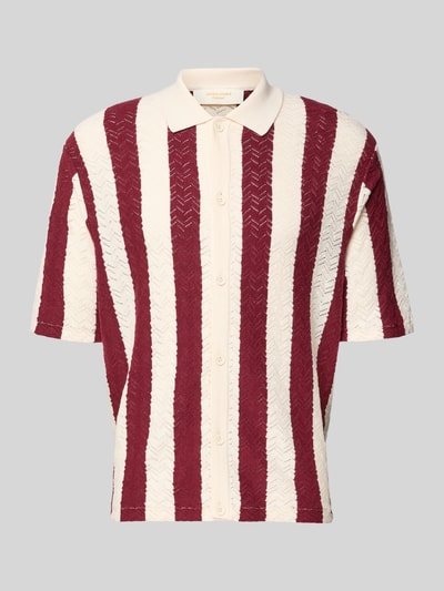 Produktfoto, Regular Fit Poloshirt mit Knopfleiste Modell 'TYLER' von Jack & Jones im Baumwoll-Mix, breite bordeauxrote und cremefarbene Streifen, strukturierte Oberfläche, Halbarm, durchgehende Knopfleiste, Rückenlänge 70 cm, Schulterbreite 62 cm, Ärmellänge 30 cm.