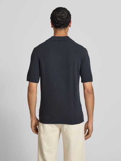 Mężczyzna nosi Regular Fit Poloshirt aus Baumwoll-Mix von Marc O'Polo Denim w kolorze granatowym, gładka tekstura, całkowity widok z tyłu