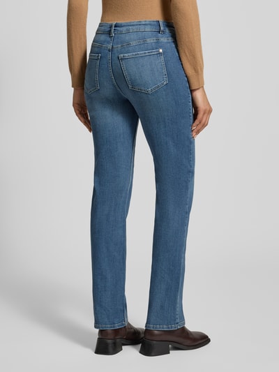 Frauenmodel trägt Jeans mit 5-Pocket-Design von Christian Berg Woman aus Baumwoll-Viskose-Mix, Gerader-Schnitt, Ganzkörperansicht Rückansicht.
