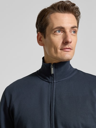 Männermodel trägt Sweatjacke mit Stehkragen und Reißverschluss von Colmar Originals aus reiner Baumwolle; Nahaufnahme Oberkörper.