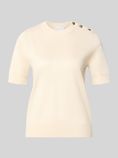 Produktfoto, cremefarbener Regular Fit Pullover aus Viskose-Mix von Jake*s Collection mit glatter Struktur und Knopfdetails auf der Schulter